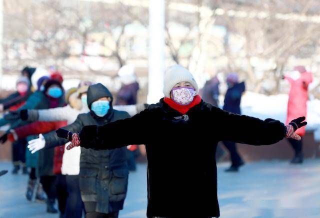 万元衣服成了运动装 东北大妈穿貂皮跳广场舞_老年人