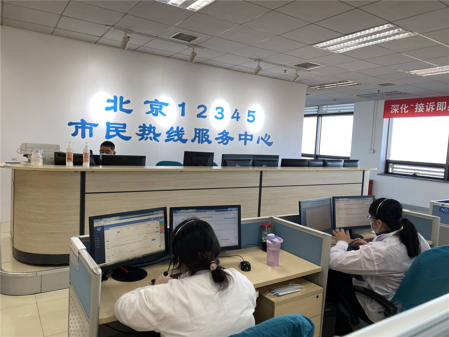 新华社记者 罗鑫 摄2020年12月,北京12345市民热线服务中心迎来
