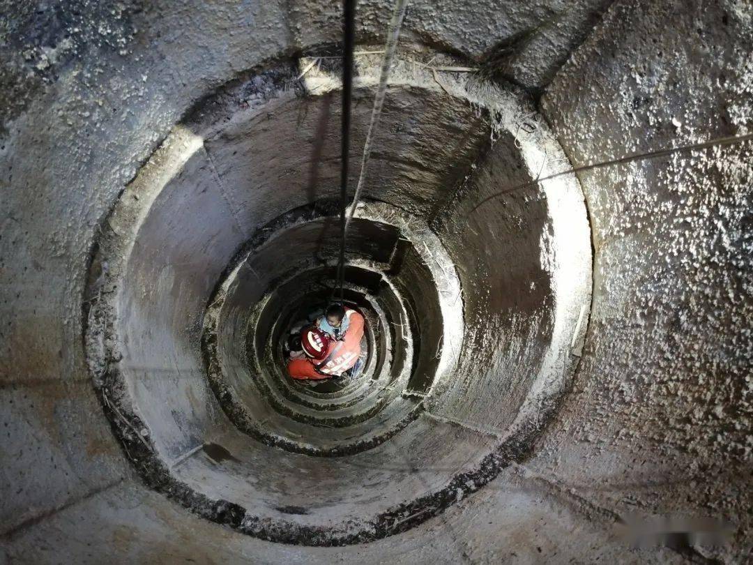 新消息!桂林2名幼童不慎坠落枯井,消防员4次下井救援