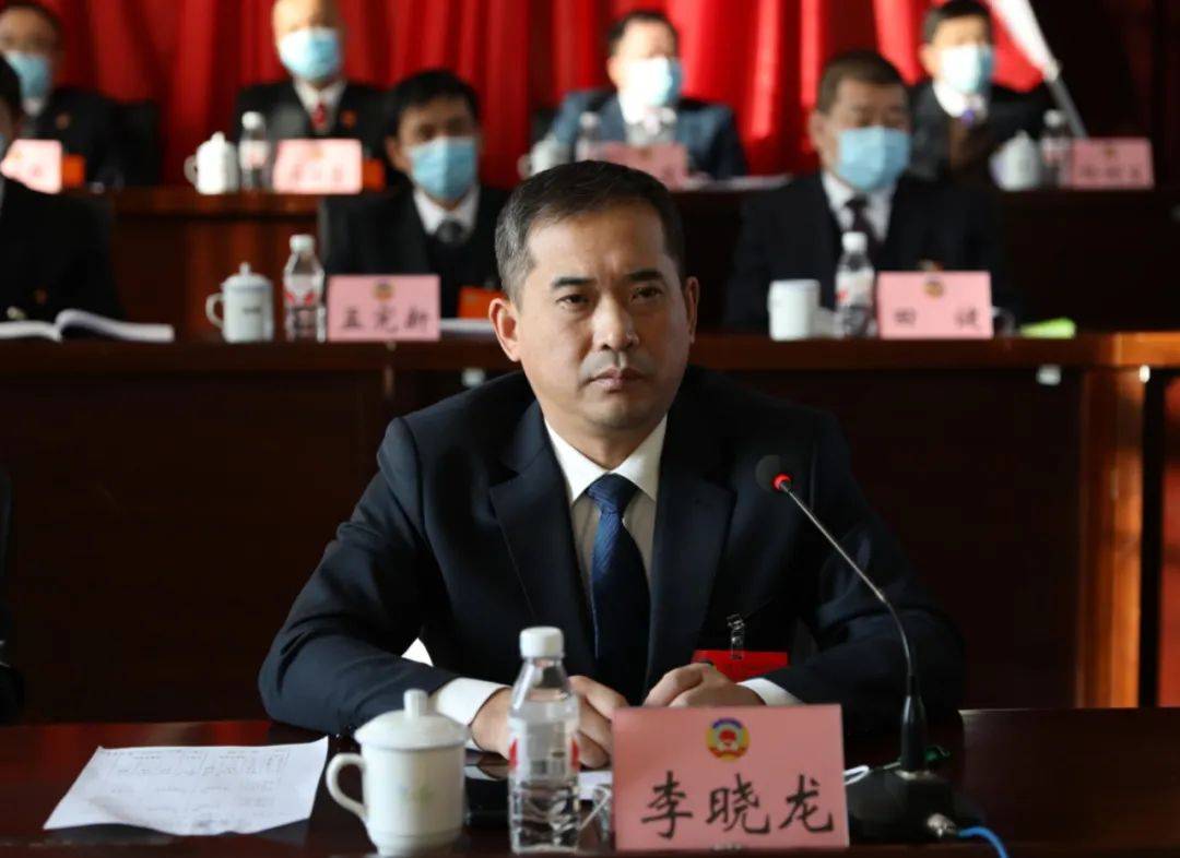 县委常委,常务副县长曲国代表县政府作表态发言.