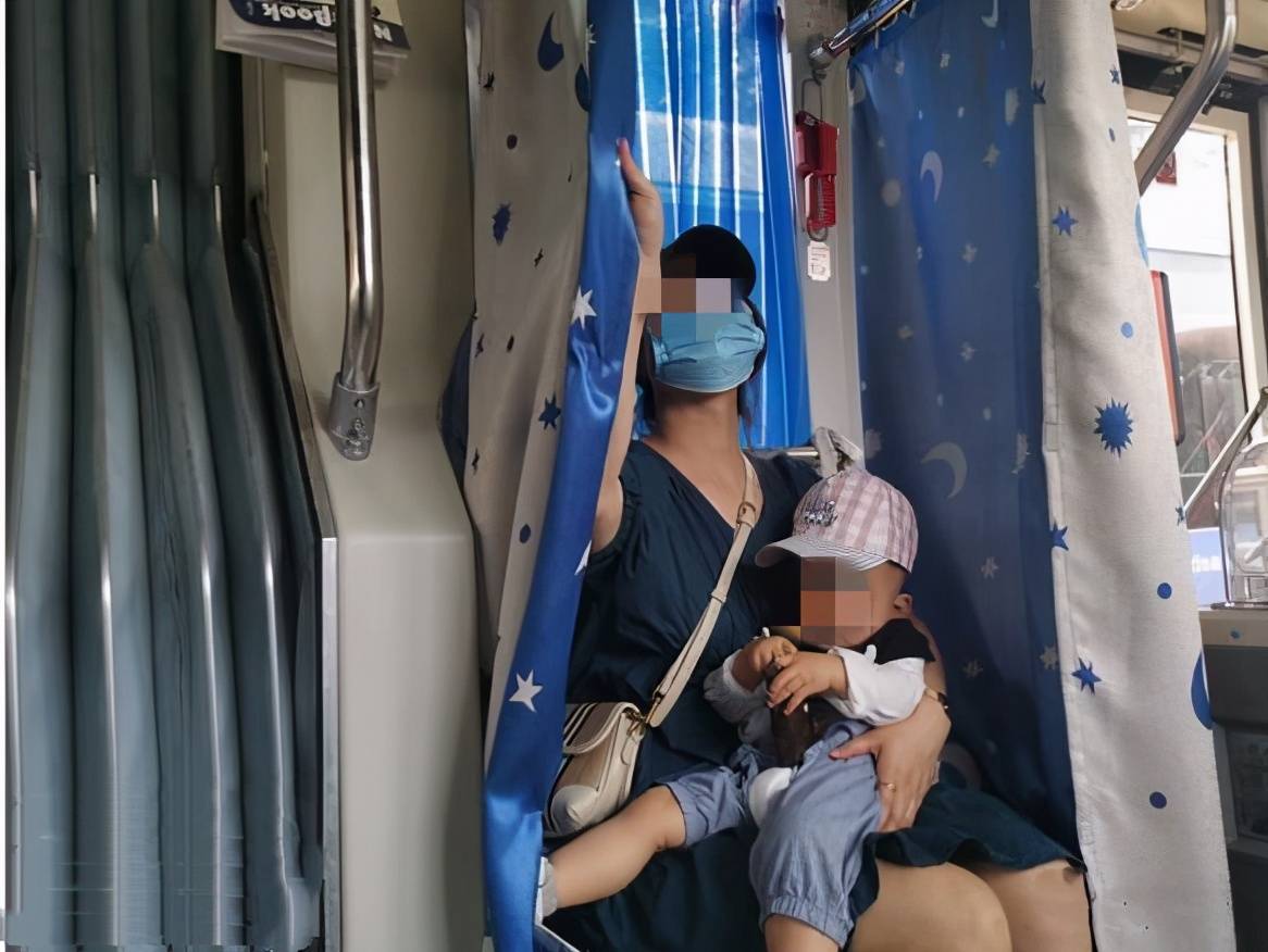 公交车上宝妈掀衣哺乳,被大妈骂"不害臊",公众场合如何哺乳