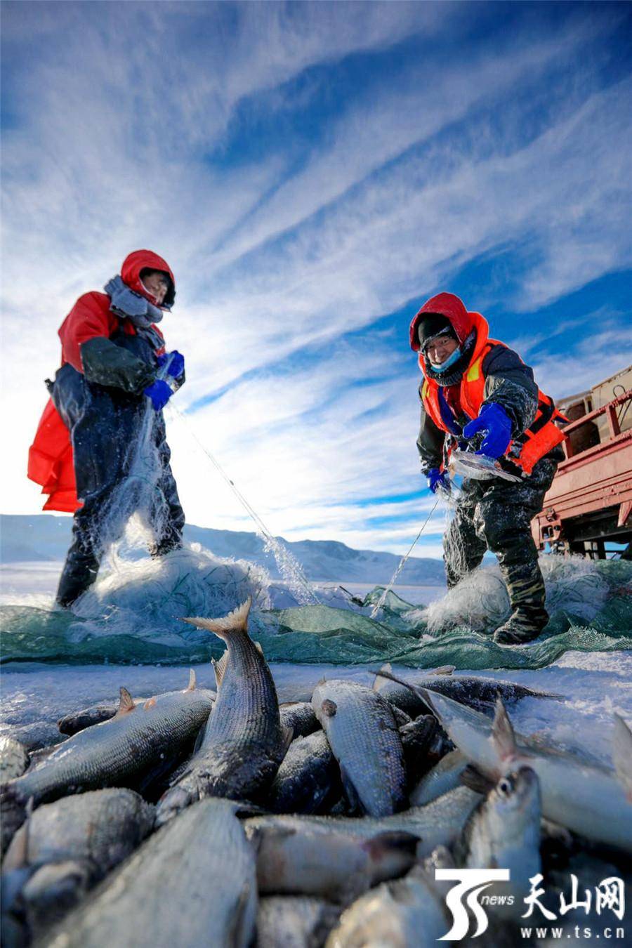 【高清组图】在赛里木湖"踏雪寻鱼"