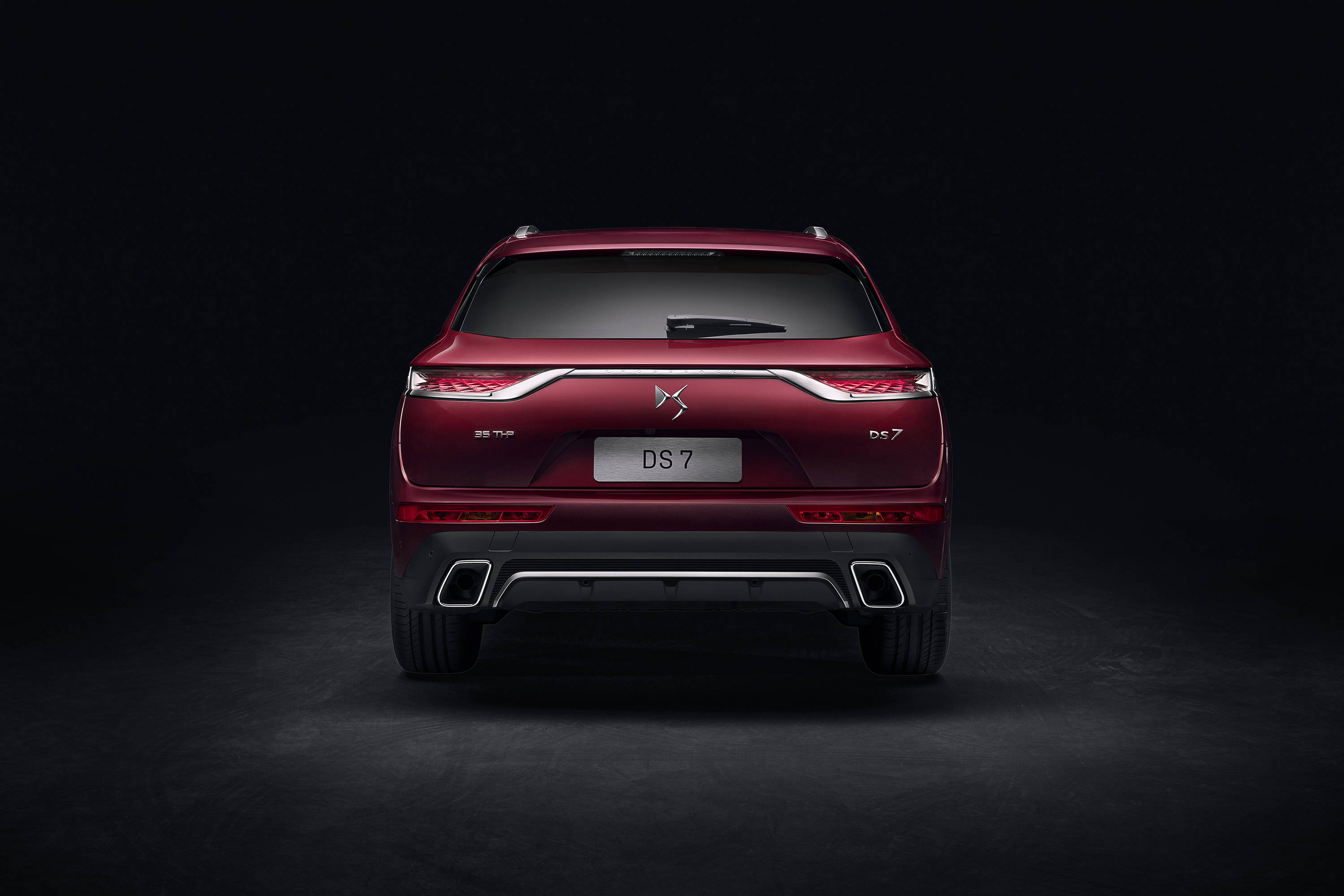 外观方面,ds7 2021早春限定版"ds之翼"家族式前脸与星钻式巴黎之光led