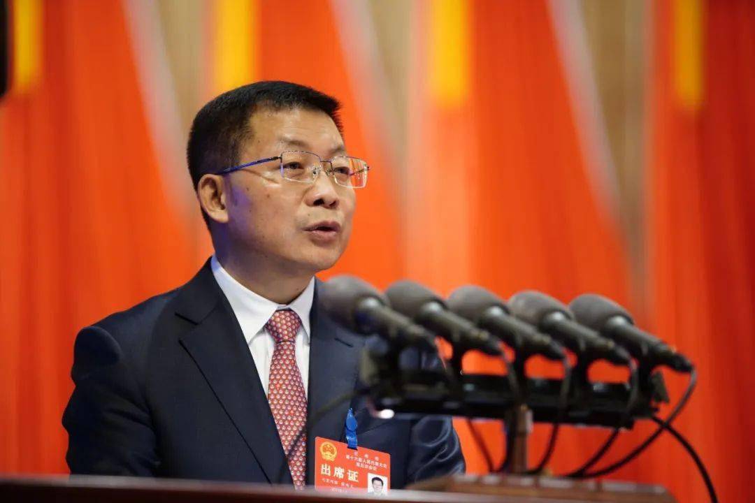 市长张伟文作《政府工作报告》