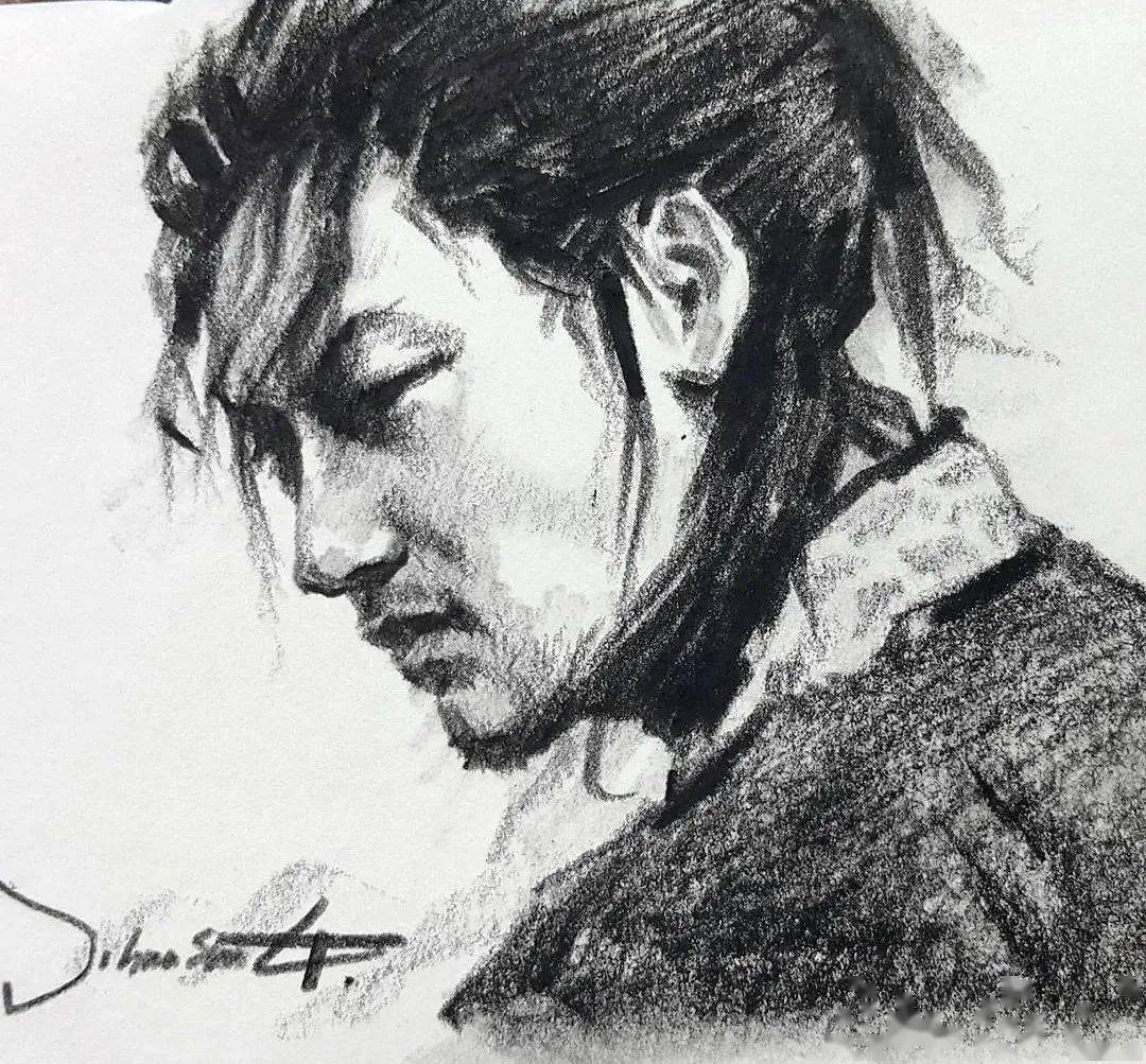 他用木炭条把肖像画活了,生动传神,惟妙惟肖!