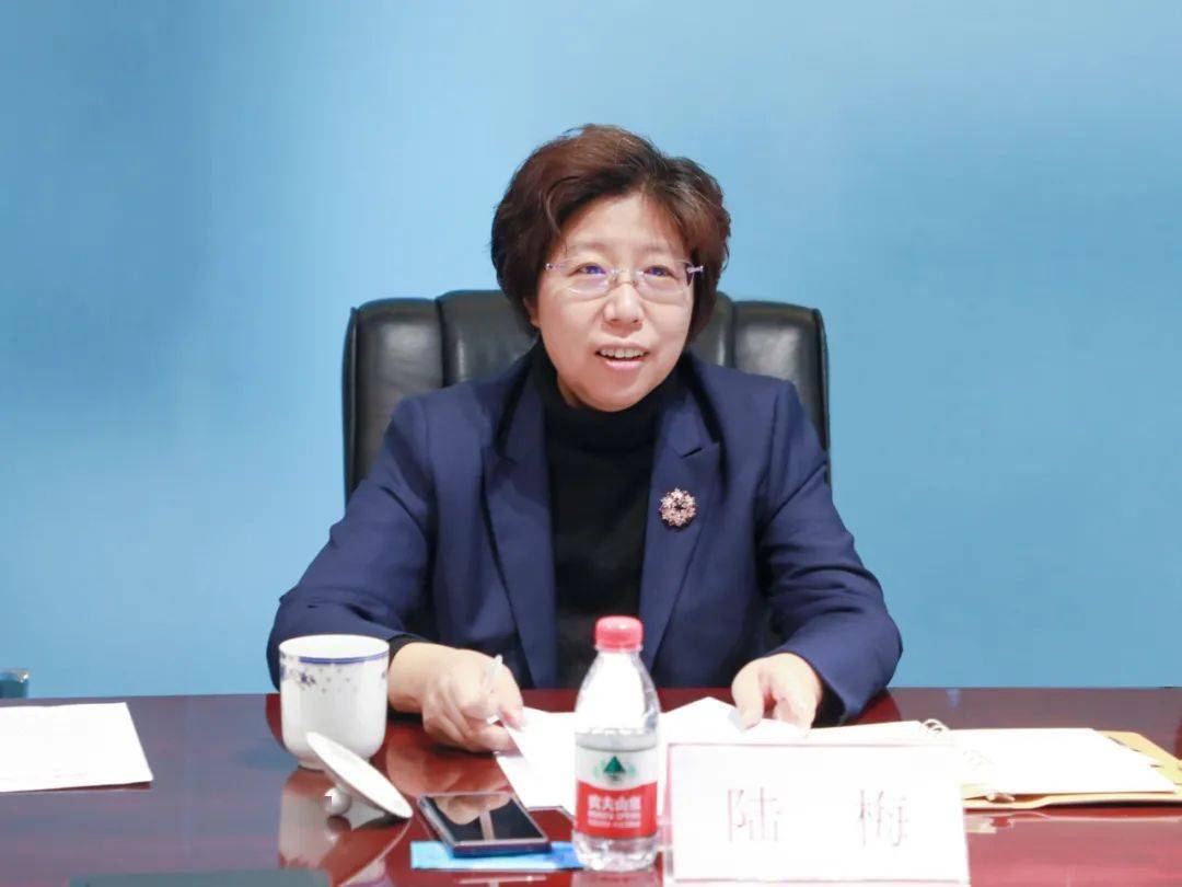 陆梅对张朝华一行表示热烈欢迎.