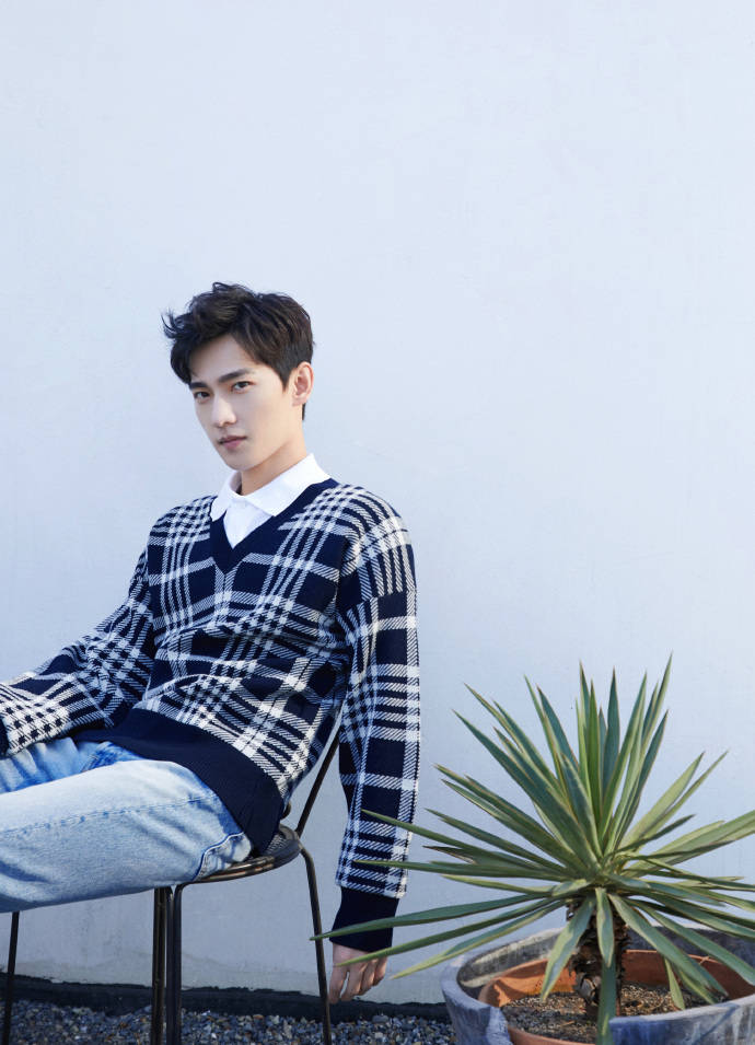 [消息]杨洋今日活动造型公开 俊朗少年释放温柔迷人的魅力!