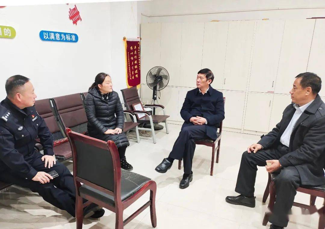 县政府副县长谢三平在琴亭镇南门村督导文明创建工作.