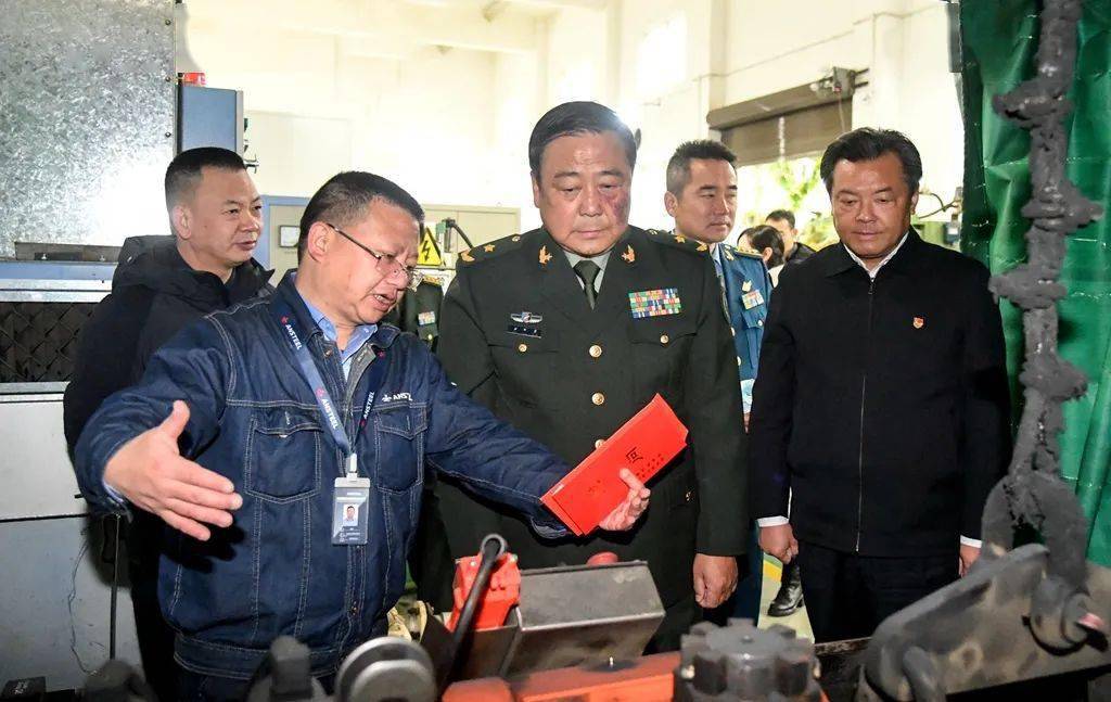 四川省委常委,省军区司令员曲新勇到攀钢慰问劳模