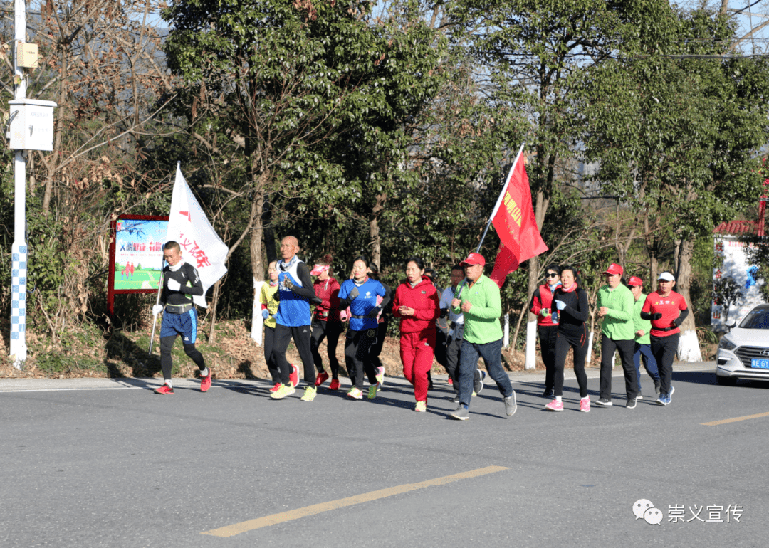 由林经动带跑,他是一名正能量资深跑者,现年70岁,从66岁开始爱上跑步