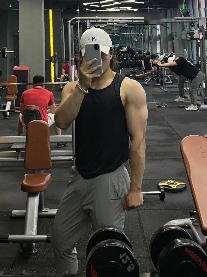 饱满胸肌人鱼线这位肌肉小狼狗太有料了