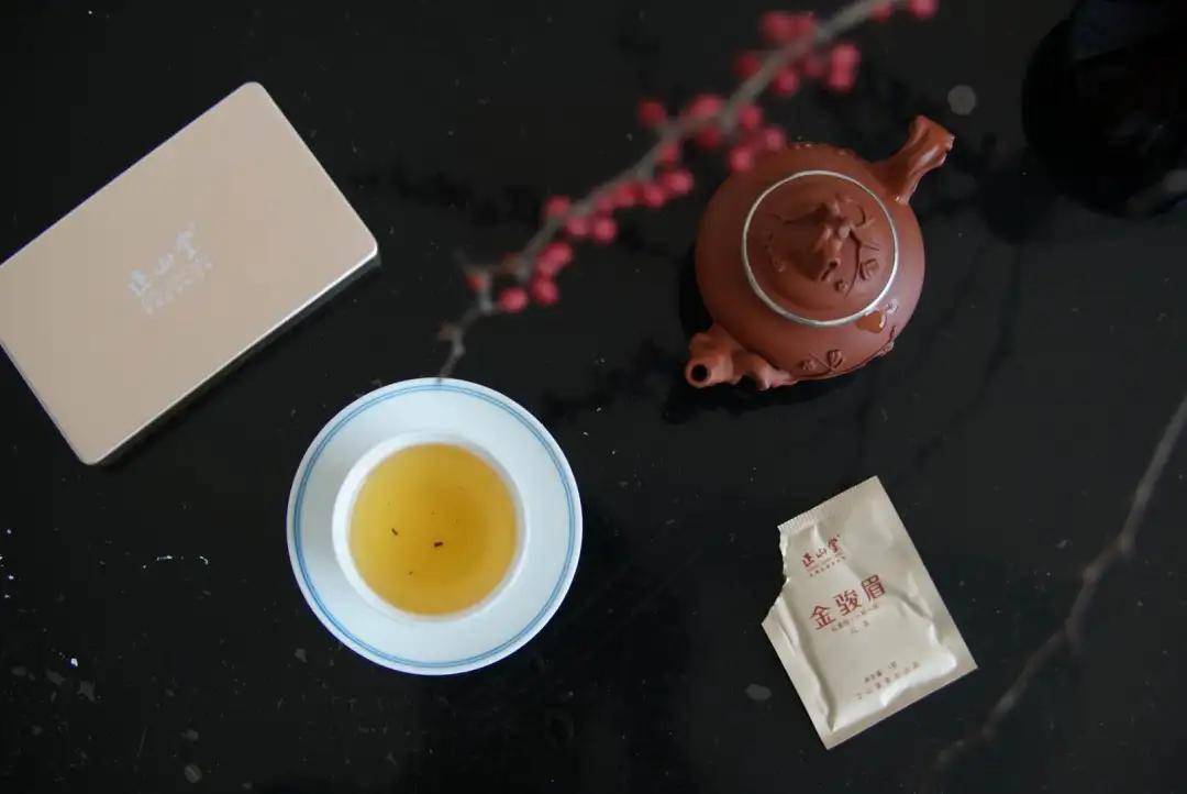 似与炉上茶壶的煮沸之声互相应合,"地炉茶鼎烹活火,一清足称读书者","