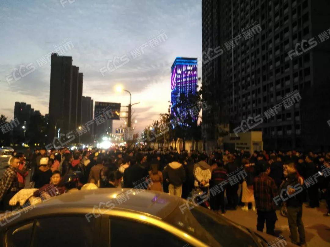 现场发生冲突!仪征仪征绿地城际空间站爆发业主维权