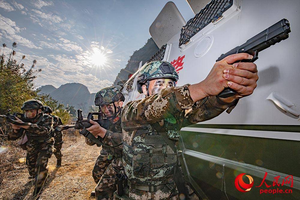 广西崇左武警官兵开展反恐演练锤炼实战能力