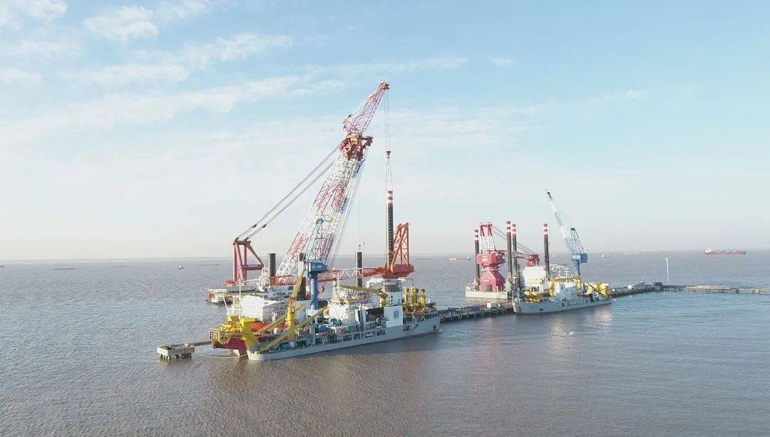 振华重工完成1200吨插桩式抢险打捞工程船桩腿吊装