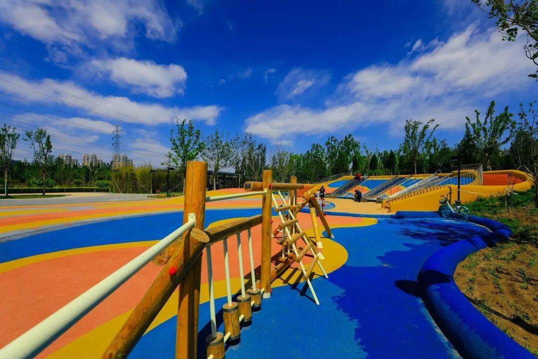 为地区居民休闲健身提供了好去处公园分为南区和北区建造了西小口公园