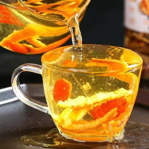 鲜橘皮,生姜片,加红糖适量煎水喝,可治疗风寒,感冒,呕吐,咳嗽.