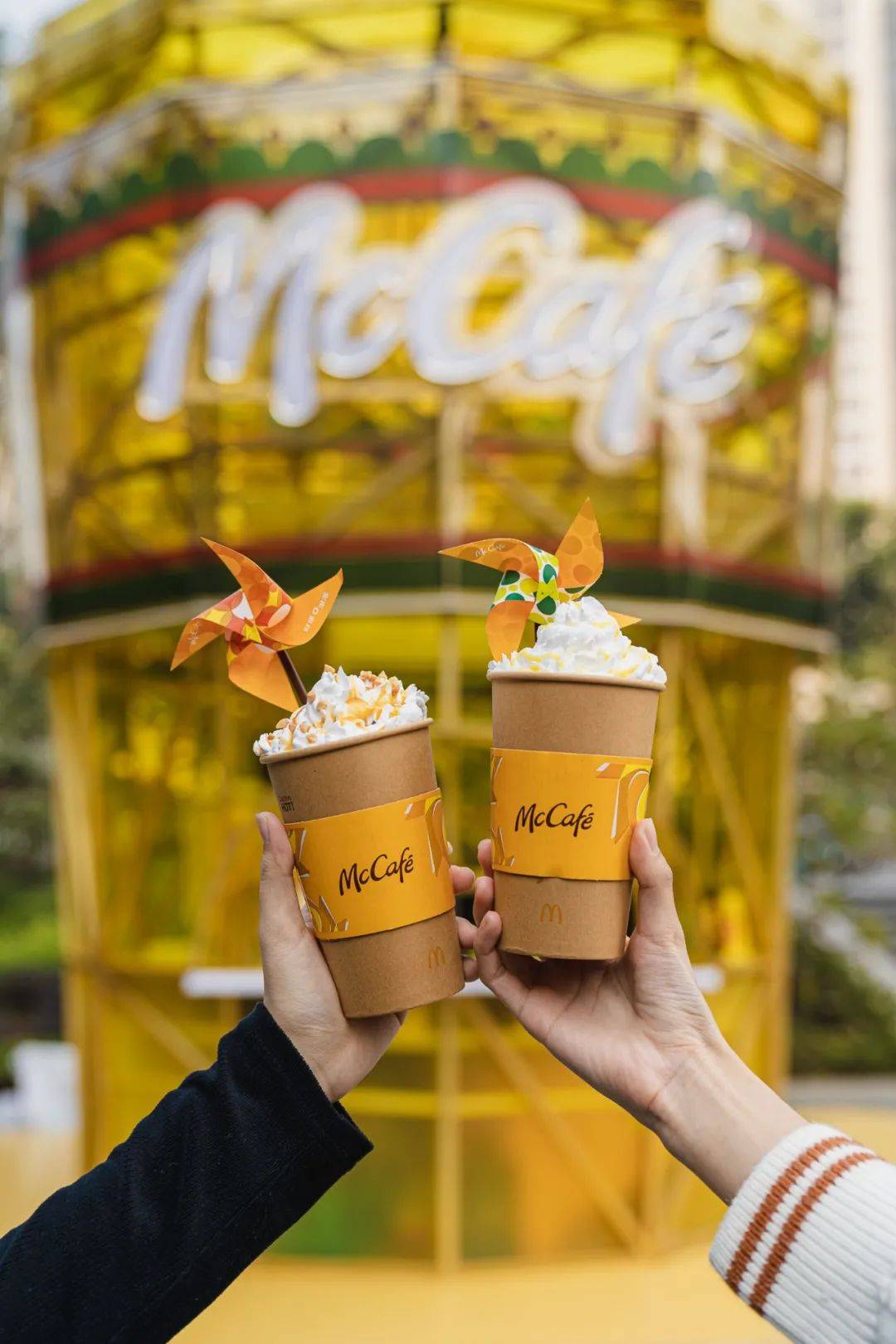 mccafé巨型小黄杯快闪店,今天空降天河!_风车