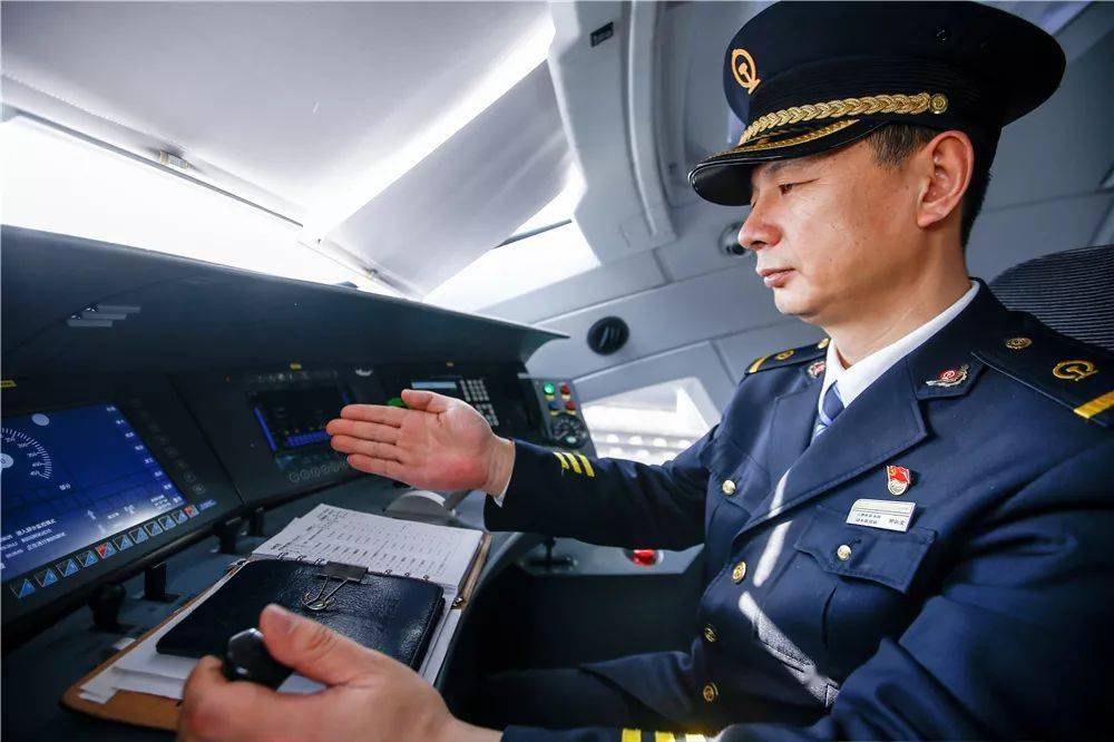 哈尔滨机务段机车乘务员2007年取得动车组驾照成为黑龙江省第一代高铁