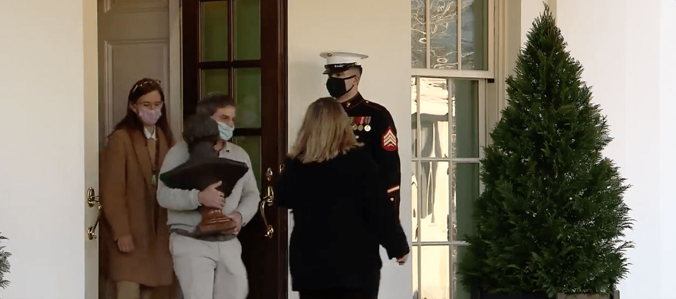 外媒白宫工作人员开始搬家纳瓦罗拿着相片离开