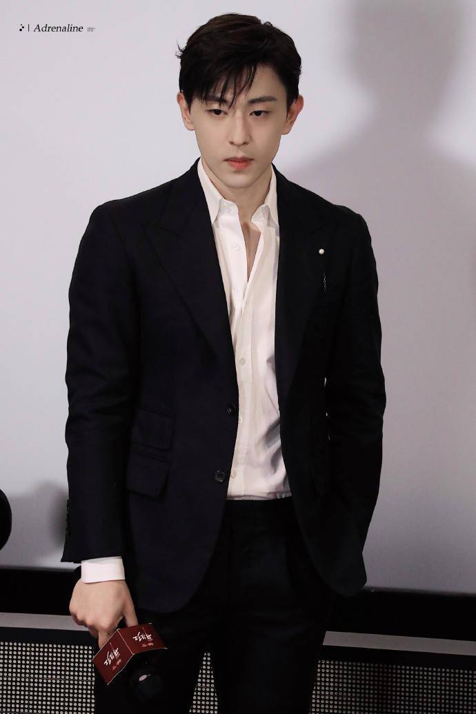 消息邓伦今日出席欧莱雅彩妆活动今天也是伦伦与灯芯的相爱相杀现场