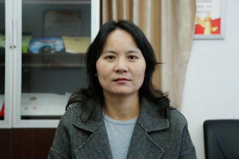 严芳:在今后的工作里,我将根据上级党组织的要求,制定活动计划,扎实