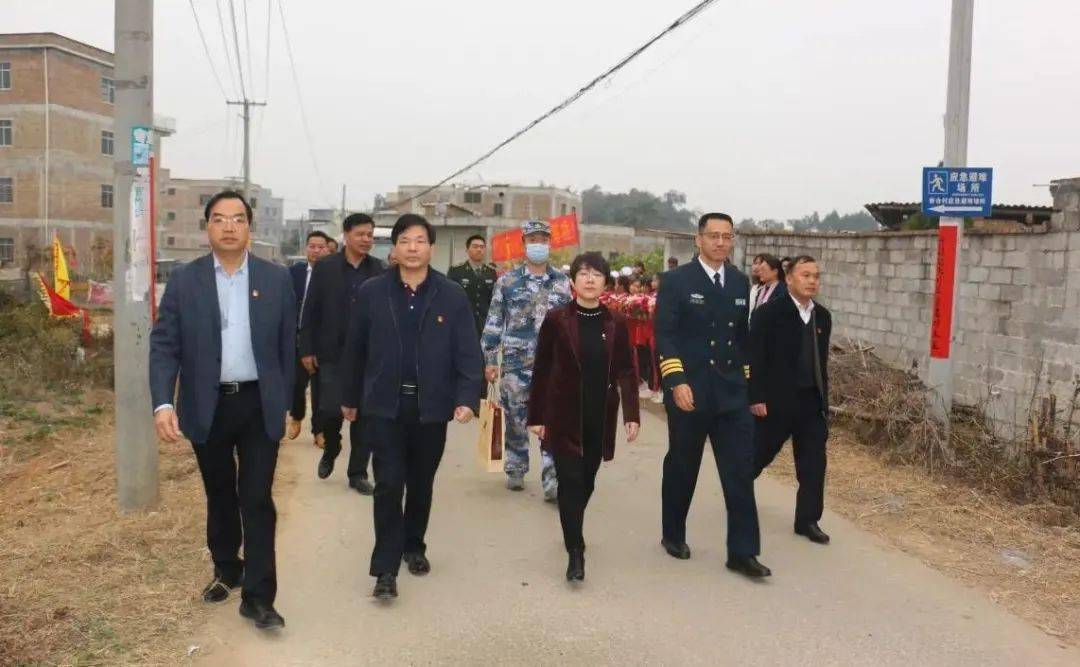 犀利桂平蒙圩梁桂源兵哥哥荣立二等功市长亲自送喜报是你们村的吗