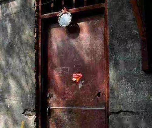 为何农村有人在大门上挂镜子3种情况没啥用涂个心理安慰而已