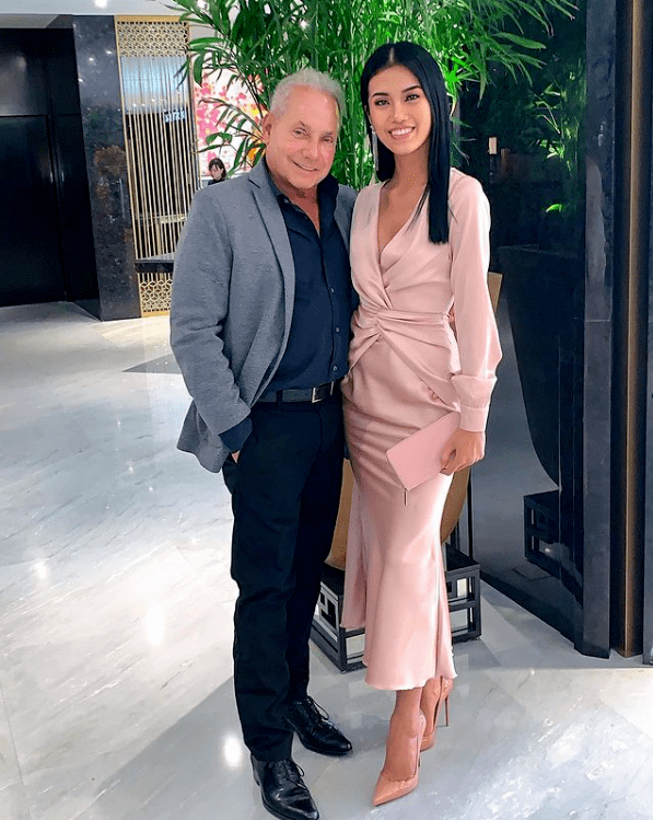 26岁越南网红嫁72岁美国富豪被质疑拜金她愤怒回怼谁会想和软弱失败的