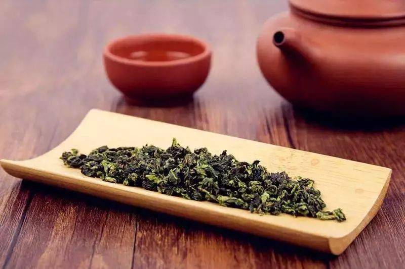 因此冲泡乌龙茶的水一定要是沸水,使用盖碗或者紫砂壶,  用滚烫的热水