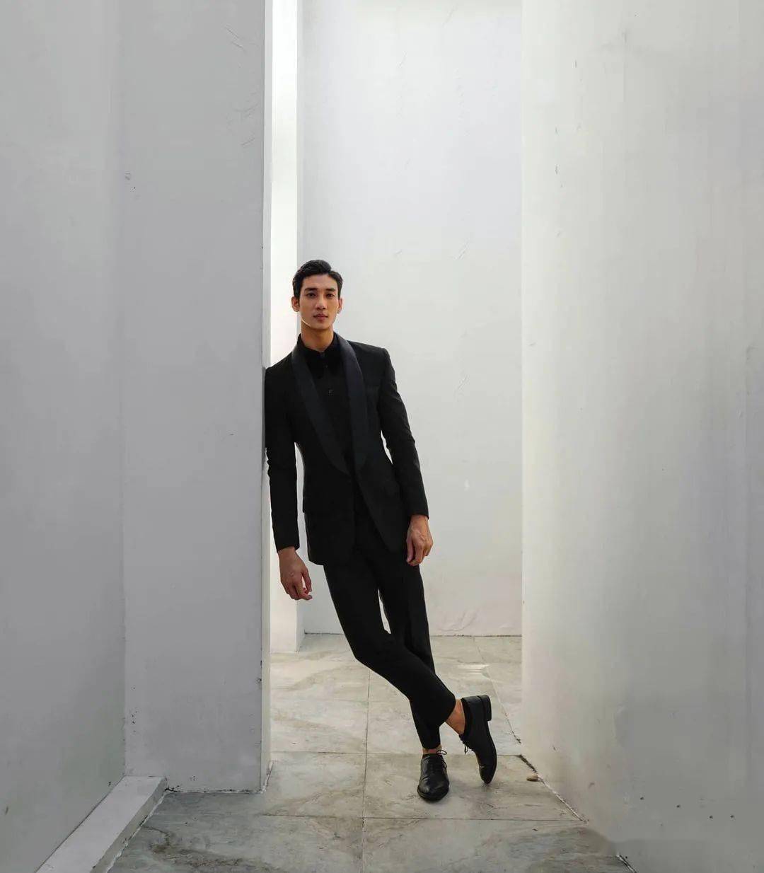 颜值逆天的缅甸第一帅哥,在网上呼吁爱护小动物,亲自到收容所照顾流浪