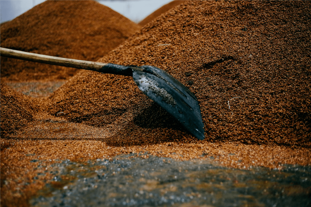 永权表示,五星酒厂将通过技改扩产大曲酱香2000吨,减少翻沙酒,碎沙酒