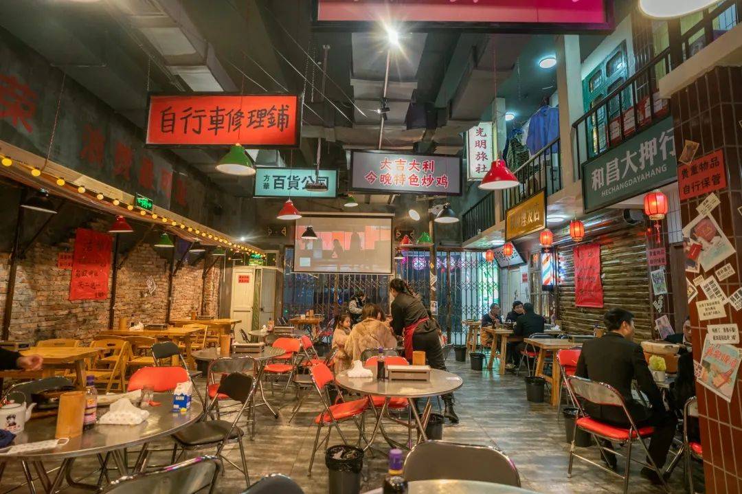 餐厅空间超大