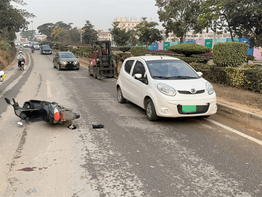 2021年1月16日7时55分许,唐某平(有戴头盔)驾驶两轮电动车搭载乘客江