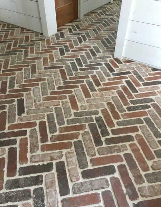 这年头还有人这么省砌墙剩下的红砖用在室内铺地效果没得说