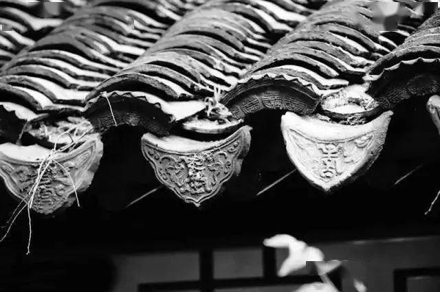 底也,瓦覆檐际者,正当众瓦之底,又节比于檐端,瓦瓦相盾,故有当名。