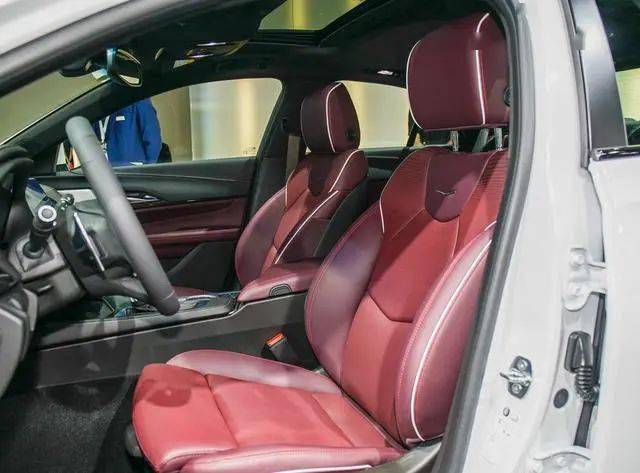 车型配备了雾面浆果色皮质,配合其他软面皮质,进一步提升了内饰质感