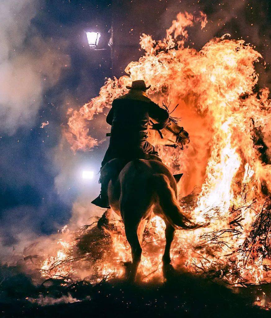 云游骑马跳火的西班牙汉子威武雄壮马年轻人不讲武德