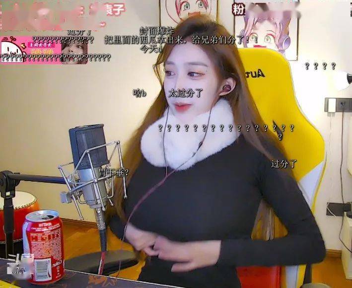 稍晚时间,呆妹前来直播间上班,由于一身清凉装扮,而镜头前的xx也是不