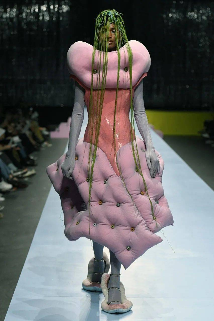 视觉嗅觉触觉的抽象事物都暗藏在服装中b07lajuttner用实验性思维