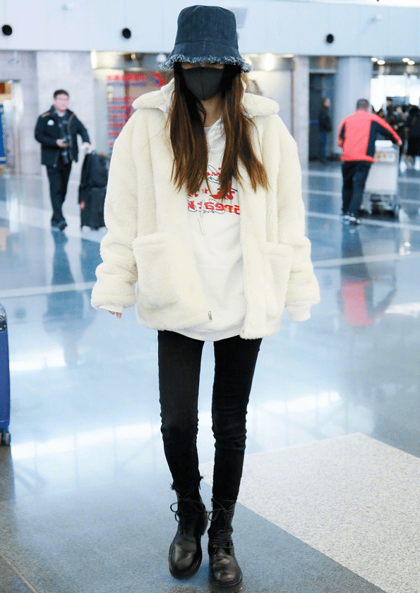 杨颖风波后现身机场穿粉色毛衣搭黑羽绒精致像芭比娃娃