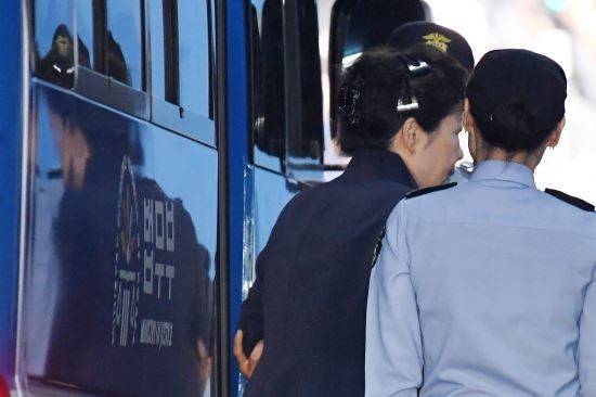 朴槿惠收到巨额罚款单：一个月交1亿人民币 否则3年苦役插图1