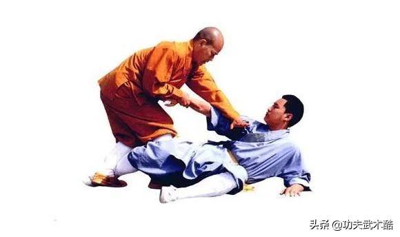 少林连手短打36绝手(5-9式)格斗实战,靠身摔打、连环进攻_右掌