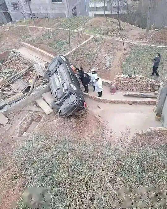 商洛丨惊 送灵车翻落下高坡 造成五人不同程度受伤 疑是司机操作失误所致 事故