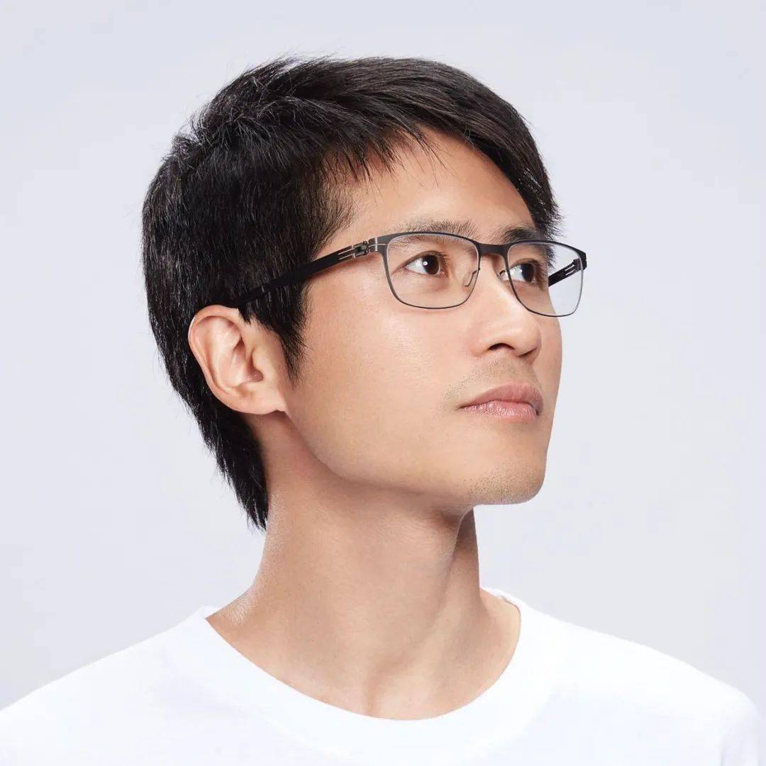 他16岁开始写小说,人称少年作家.