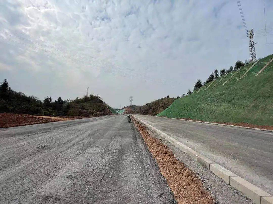 好消息怀集这个地方道路刚修好预计月底通车