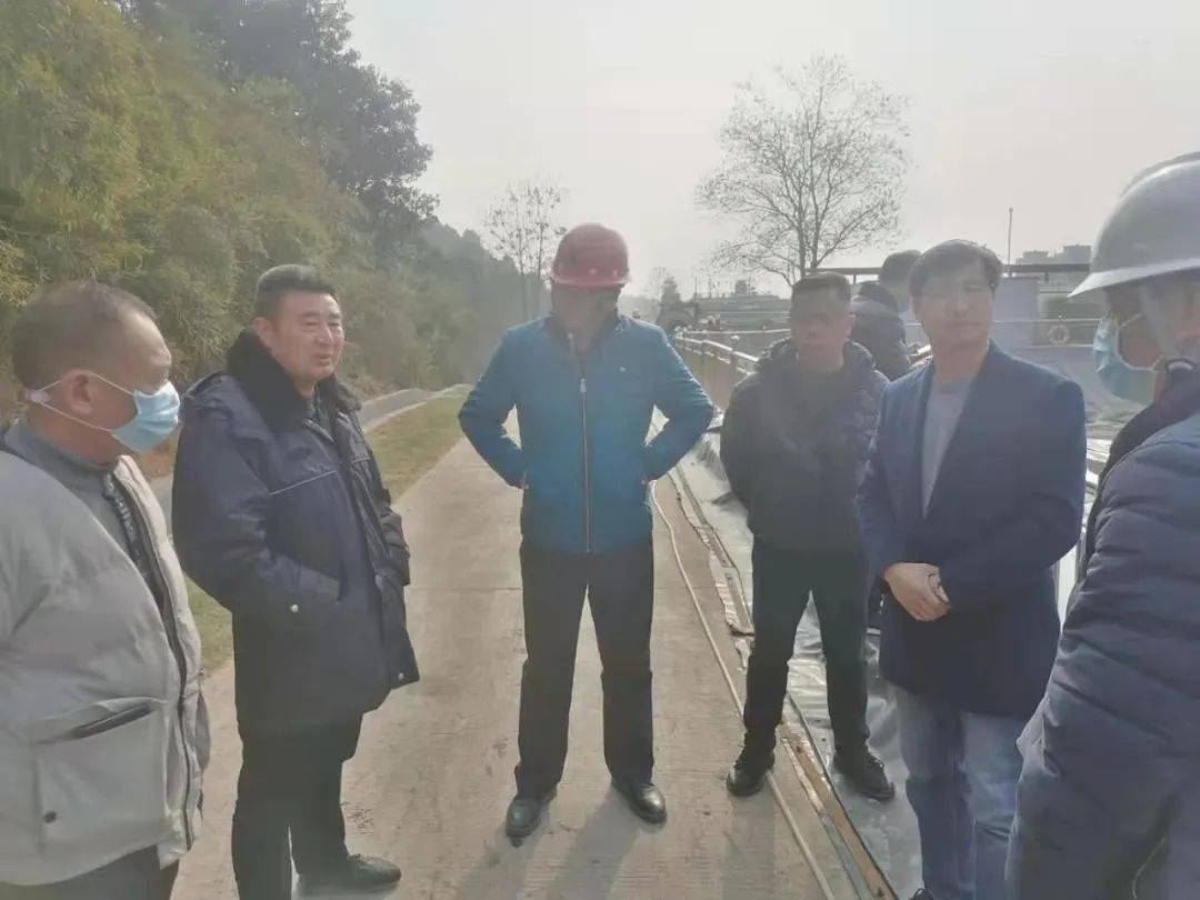 1月16日上午,市环卫处主任范建良,办公室负责人汪杰根到填埋场查看