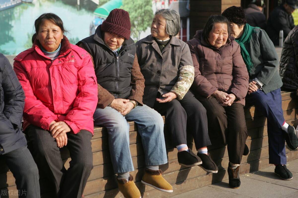 72岁老人纠结有房有退休金是去养老院养老还是请人居家养老