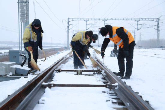 搏击风雪的铁路卫士