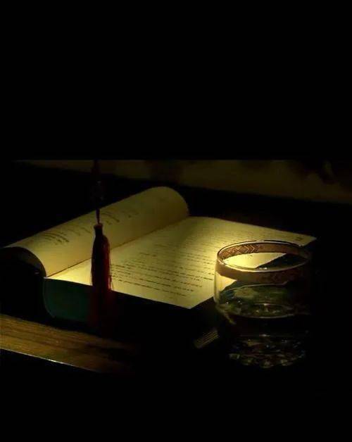 寒风入窗,猛然惊醒原来是一枕黄粱孤灯晦暗,这漫漫长夜里几卷诗书让我